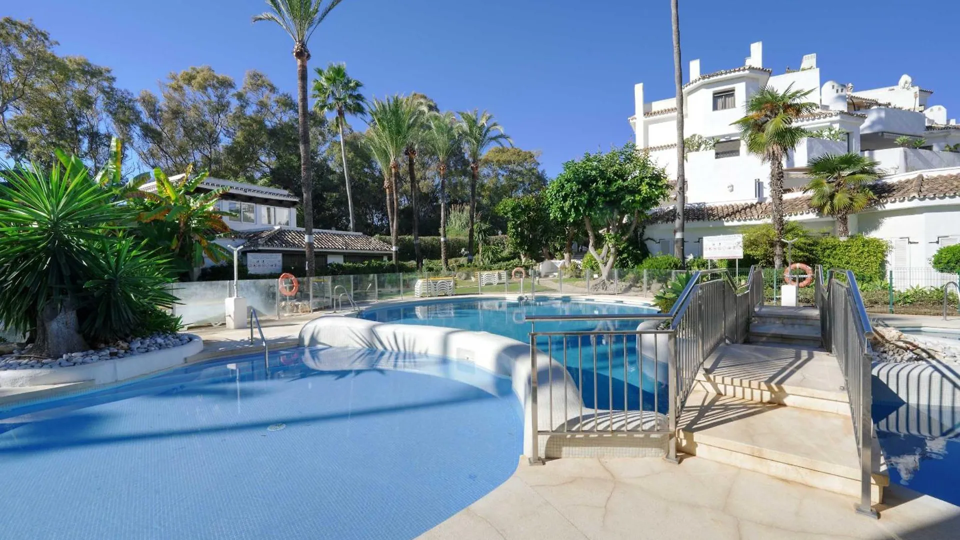 2033 Modern 3 Bed Large Terrace With Sun Loungers Lägenhet Marbella 0*,  Spanien