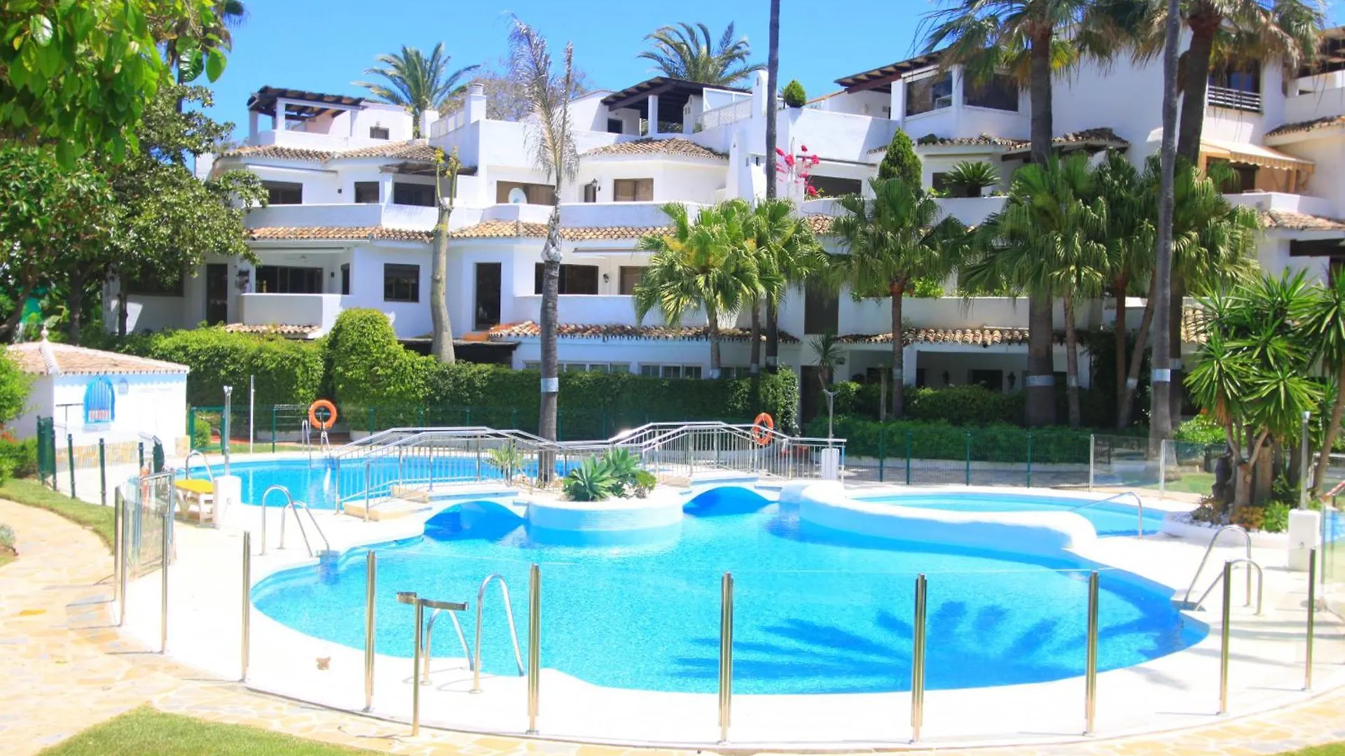 2033 Modern 3 Bed Large Terrace With Sun Loungers Lägenhet Marbella 0*,  Spanien